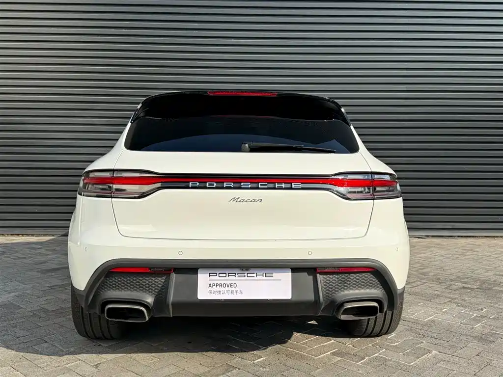 PORSCHE MACAN