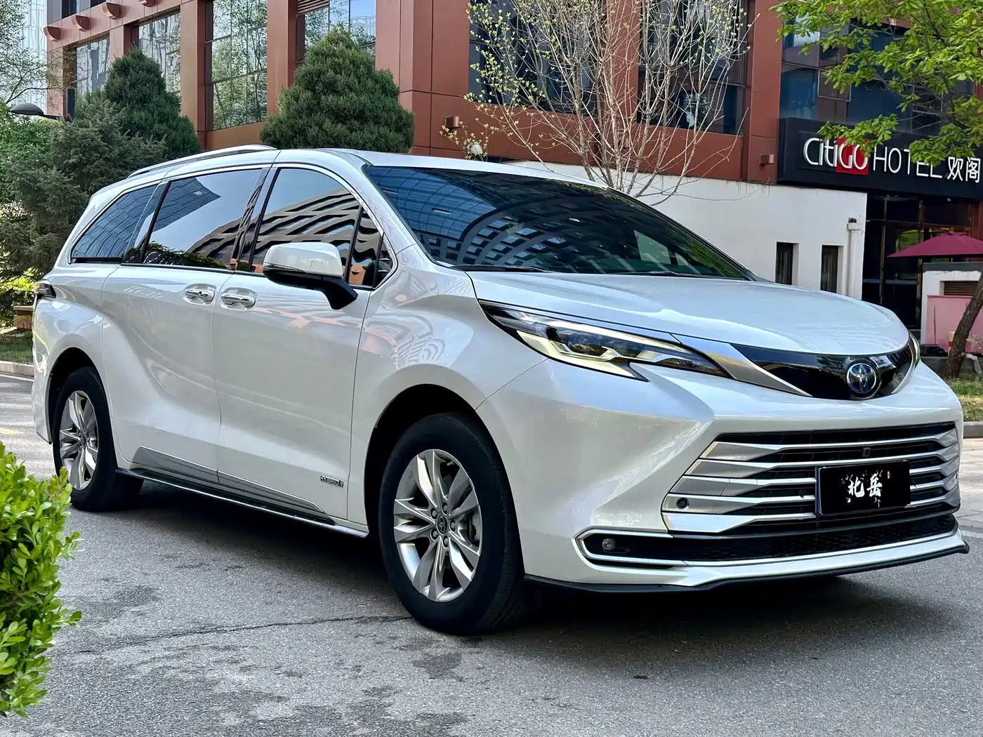 Toyota Sienna 2021 2.5L Hybrid Platinum Edition фото 2
