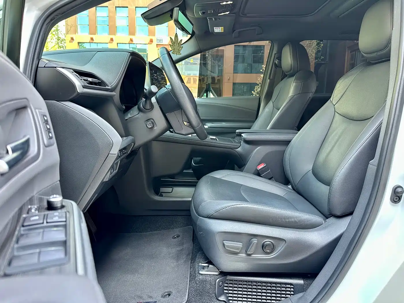 Toyota Sienna 2021 2.5L Hybrid Platinum Edition фото 9
