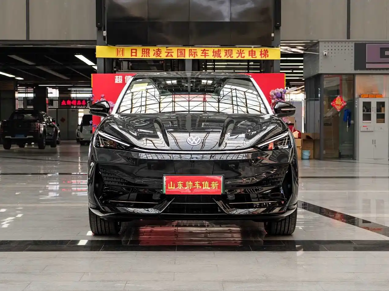 VOLKSWAGEN WITH THE CROWD 06