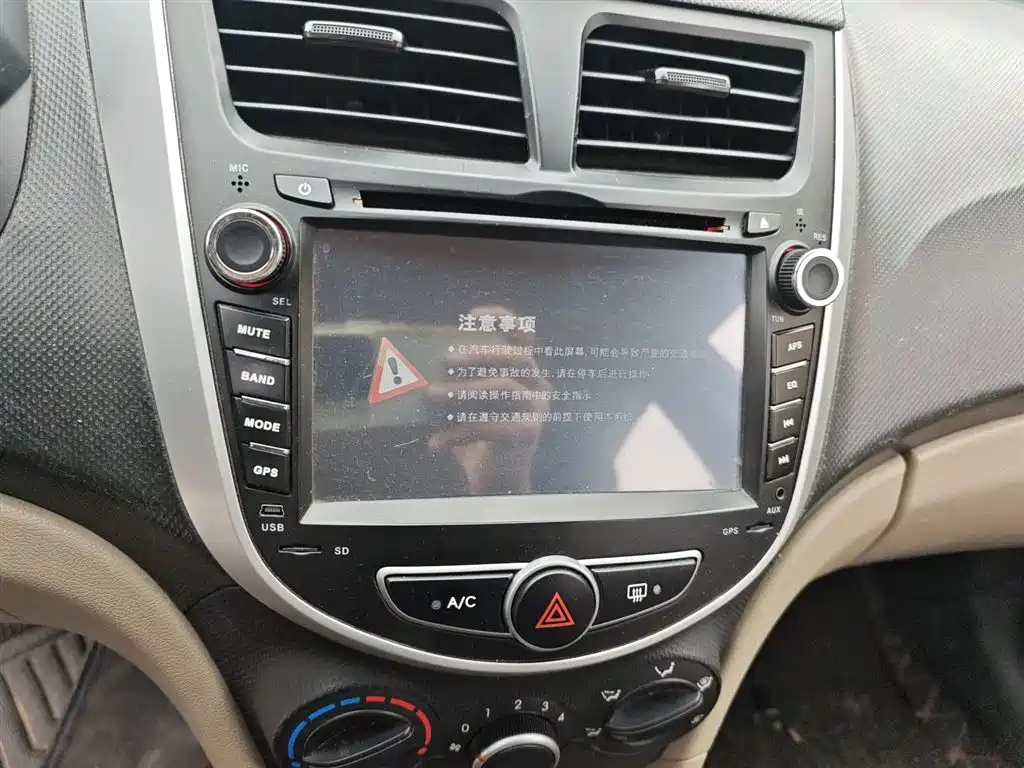Hyundai Verna 2014 1.4L Manual Smart GLS фото 13