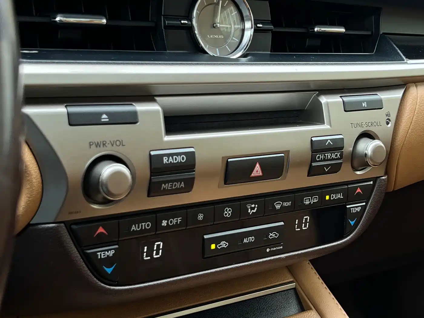 Photo 18 - Lexus ES