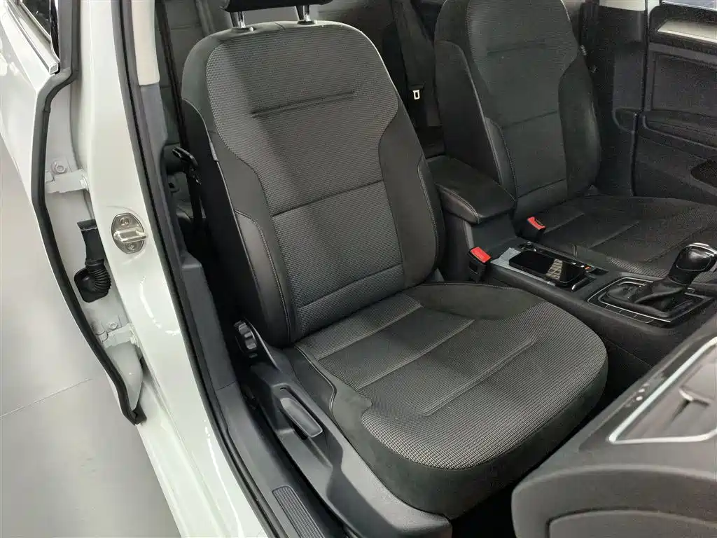 Volkswagen Golf 2018 1.6L Automatic Comfort фото 25