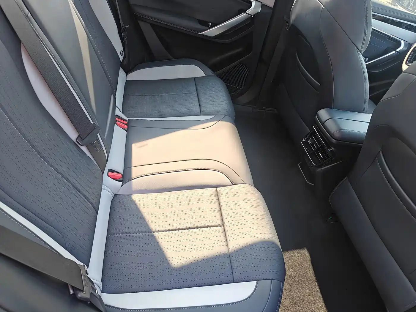 Фото 10 - Geely Atlas L