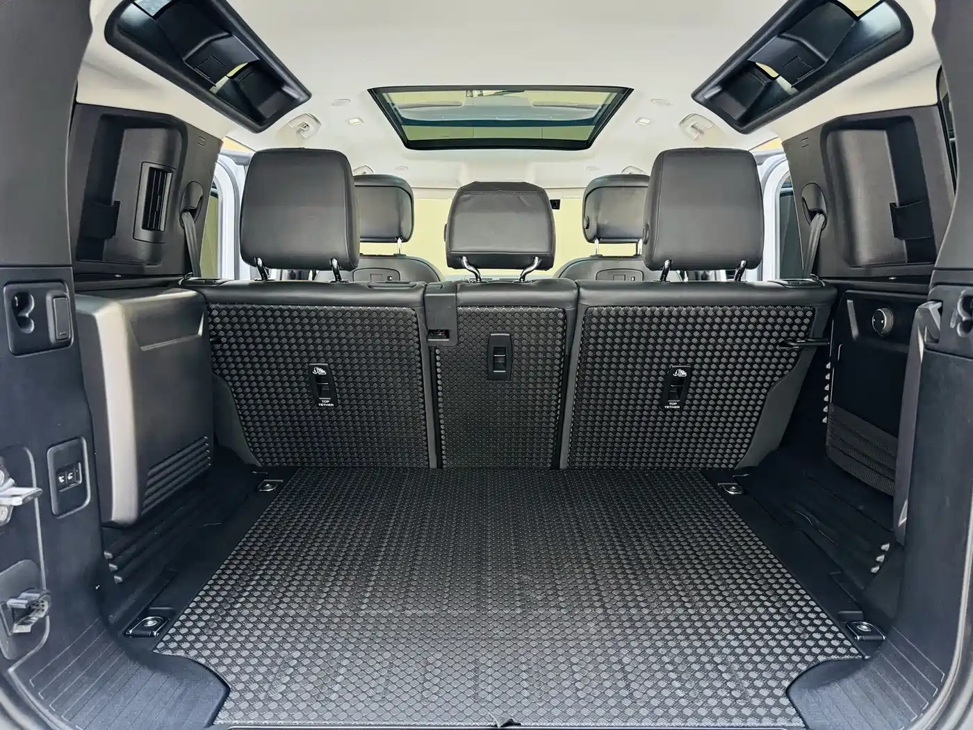 Land Rover Defender 2022 110 P400 X-DYNAMIC HSE фото 16
