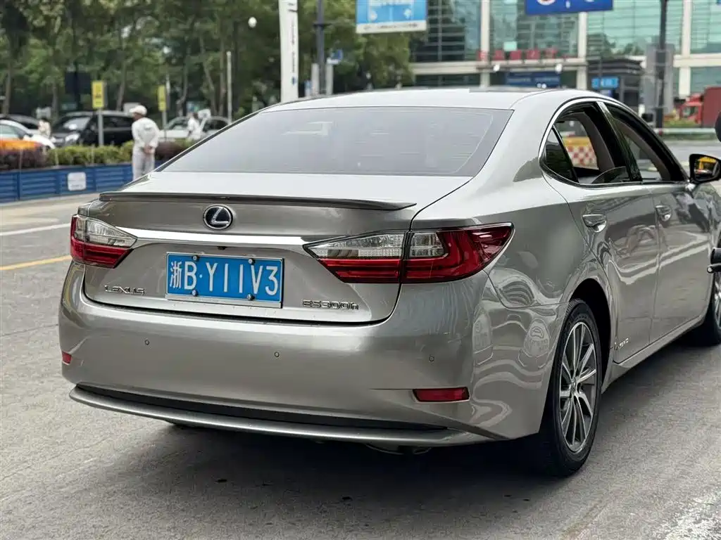 Lexus ES 2015 300h Comfort Edition фото 5