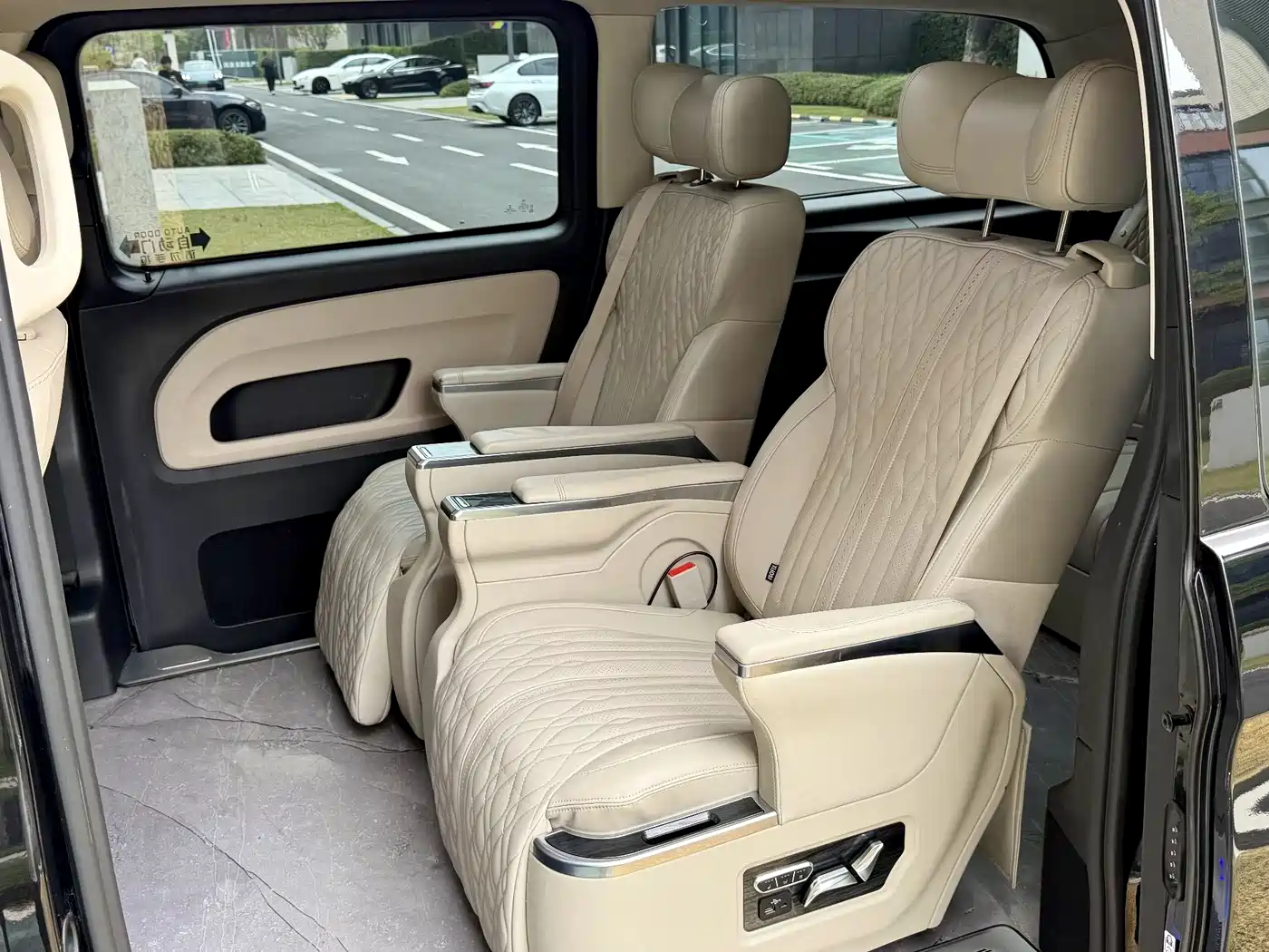 Mercedes-Benz Vito 2021 2.0T Business Edition 7-seater фото 12