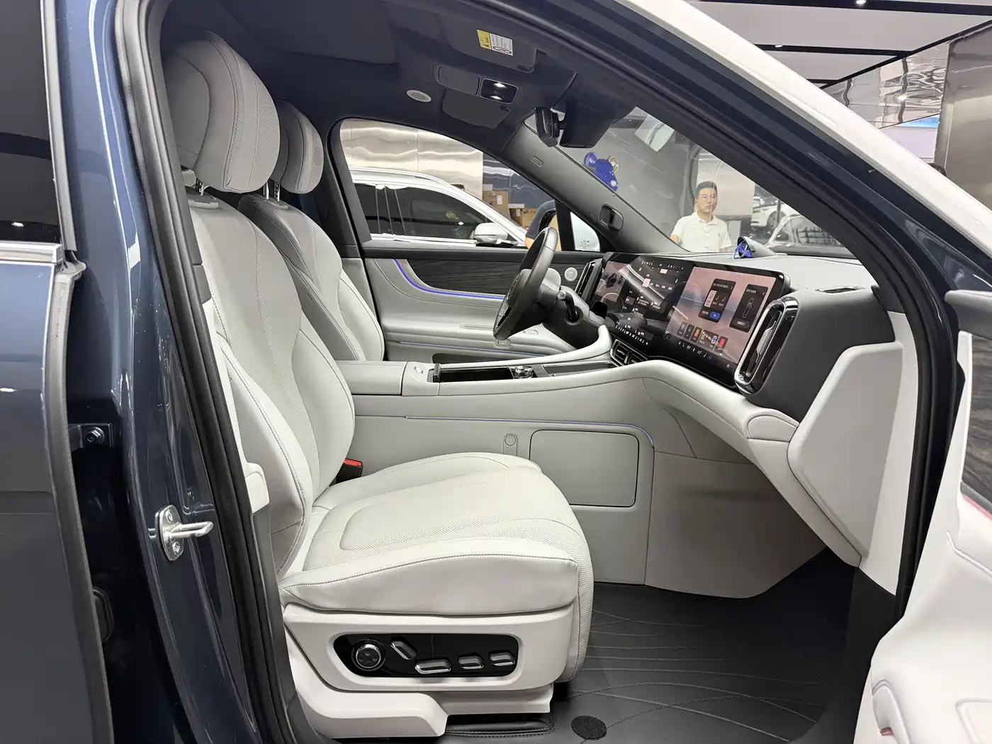 AITO Wenjie AITO M9 2024 Extended Range Ultra 42kWh 6-Seater фото 8