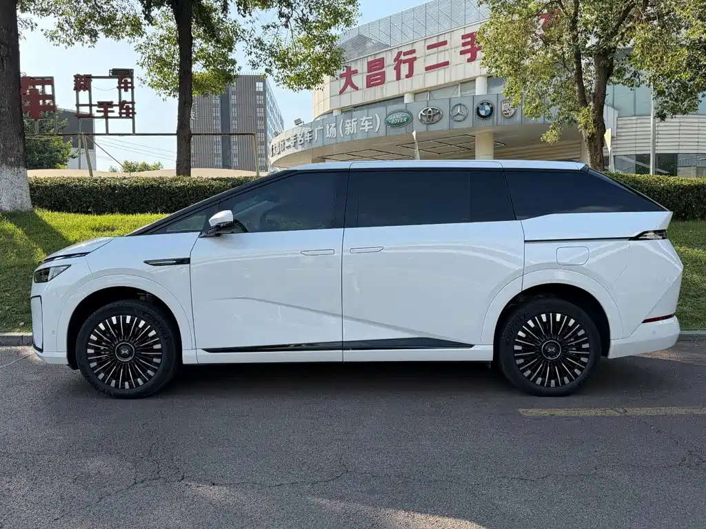 XPeng X9 2025 2025 Extended Range Edition
