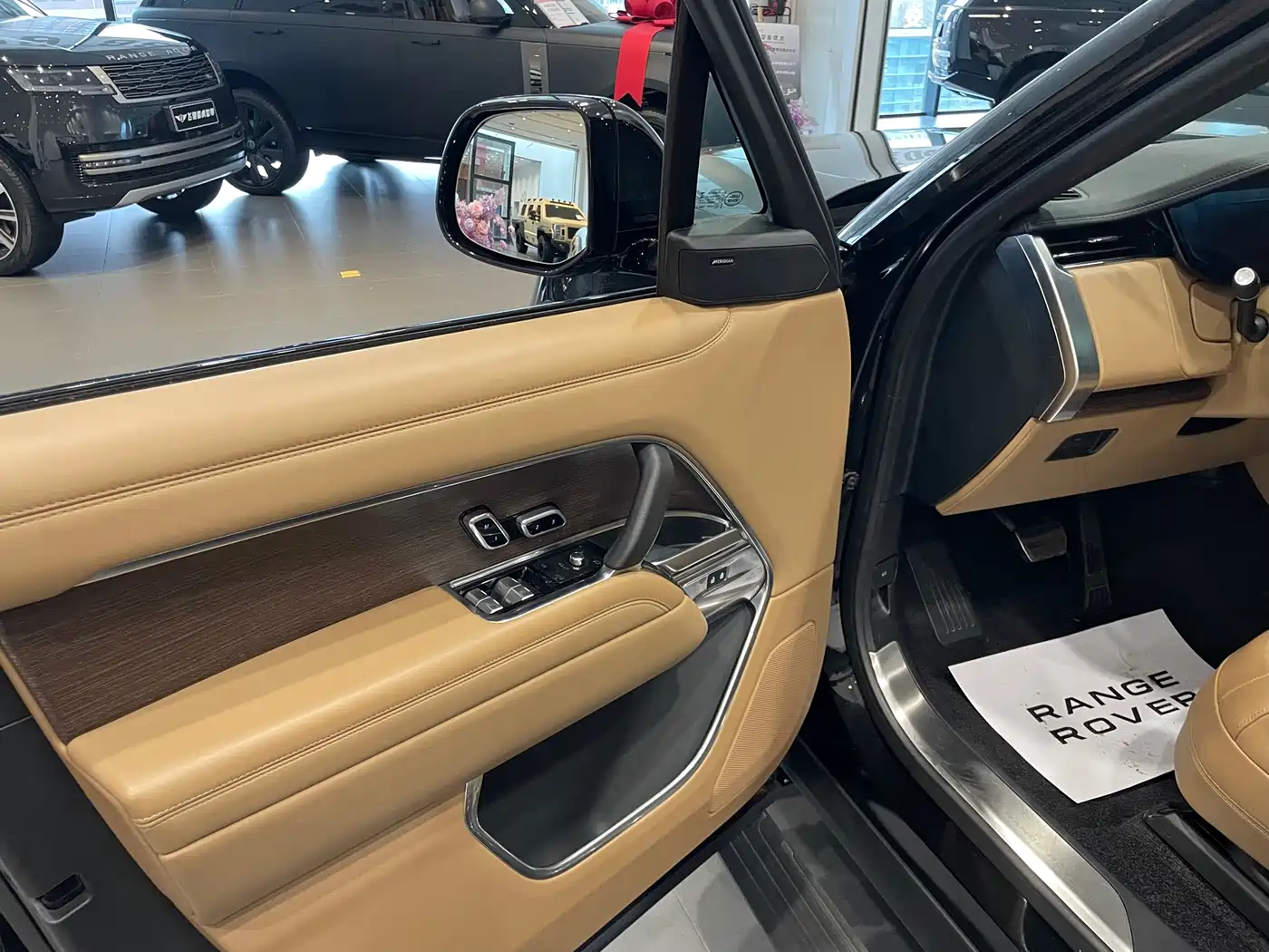 Land Rover Range Rover 2024 3.0 L6 360PS Golden Age Edition фото 5