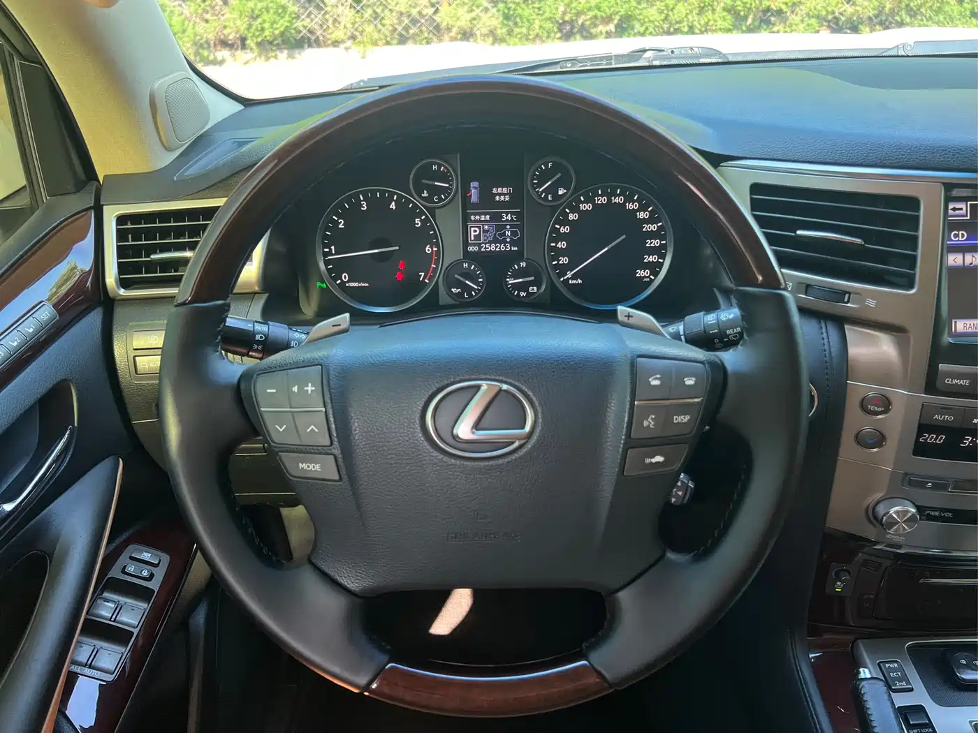 Lexus LX фото 11
