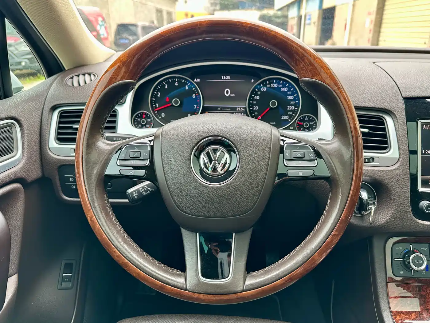 Volkswagen Touareg 2011 3.0TSI Premium фото 13