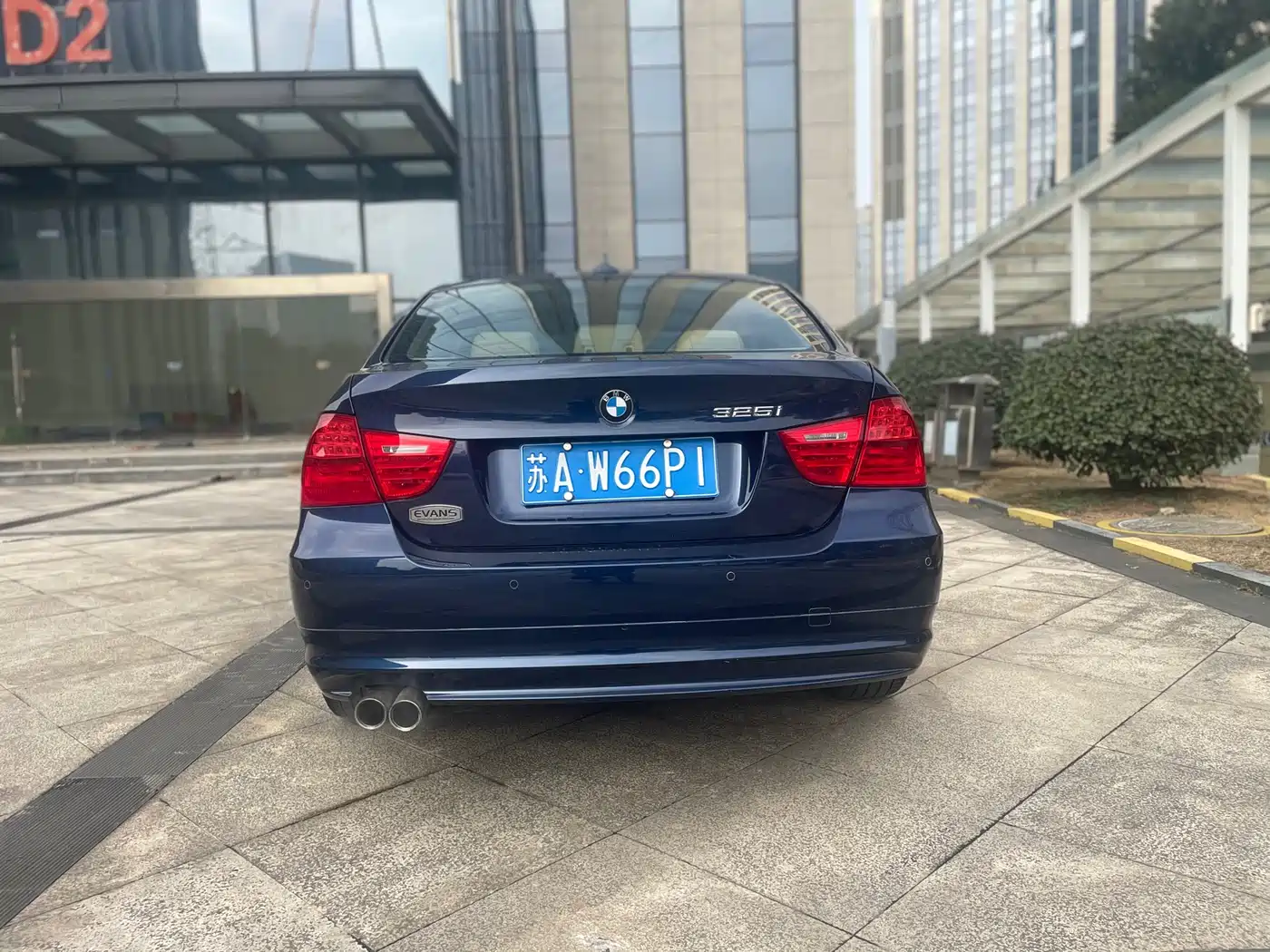 BMW 3 Series 2010 325i Luxury фото 4
