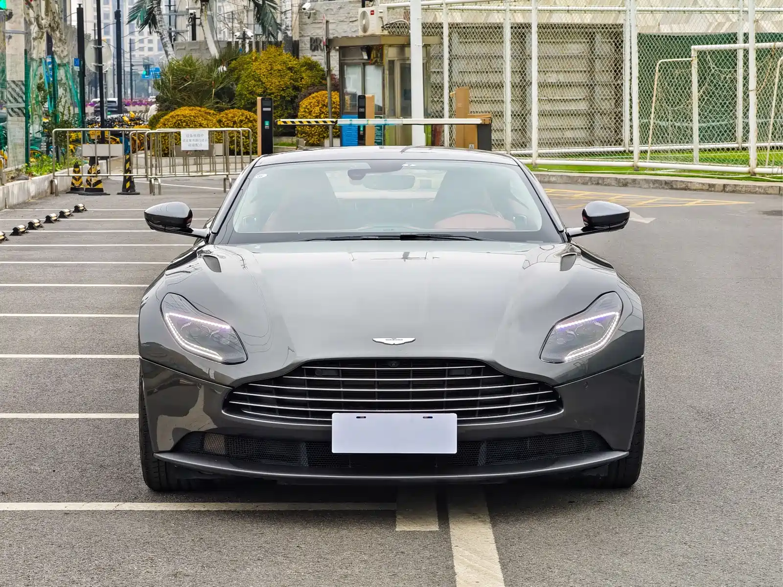 Фото 2 - Aston Martin DB11