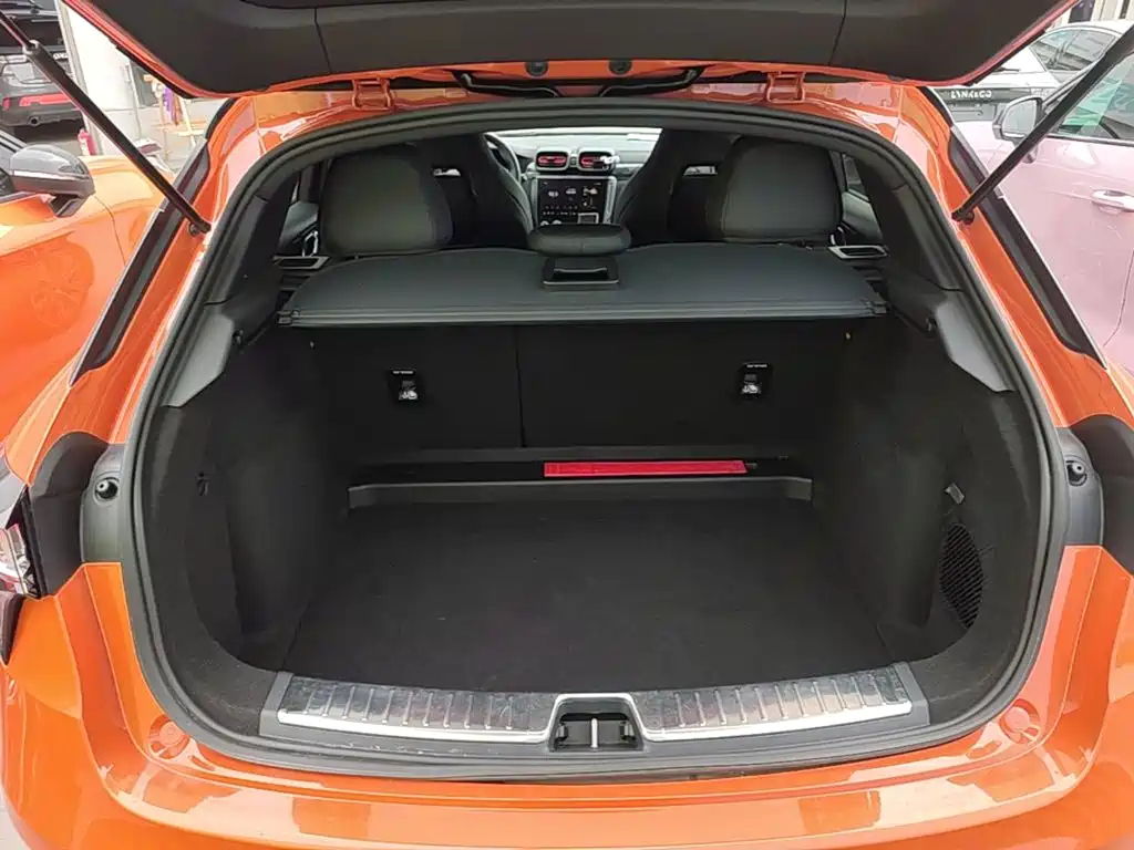 Фото 19 - Lynk & Co 02 Hatchback