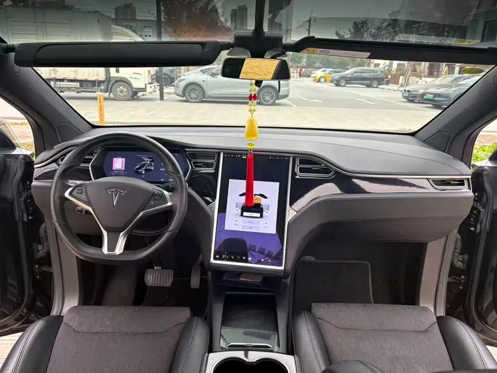 TESLA MODEL X