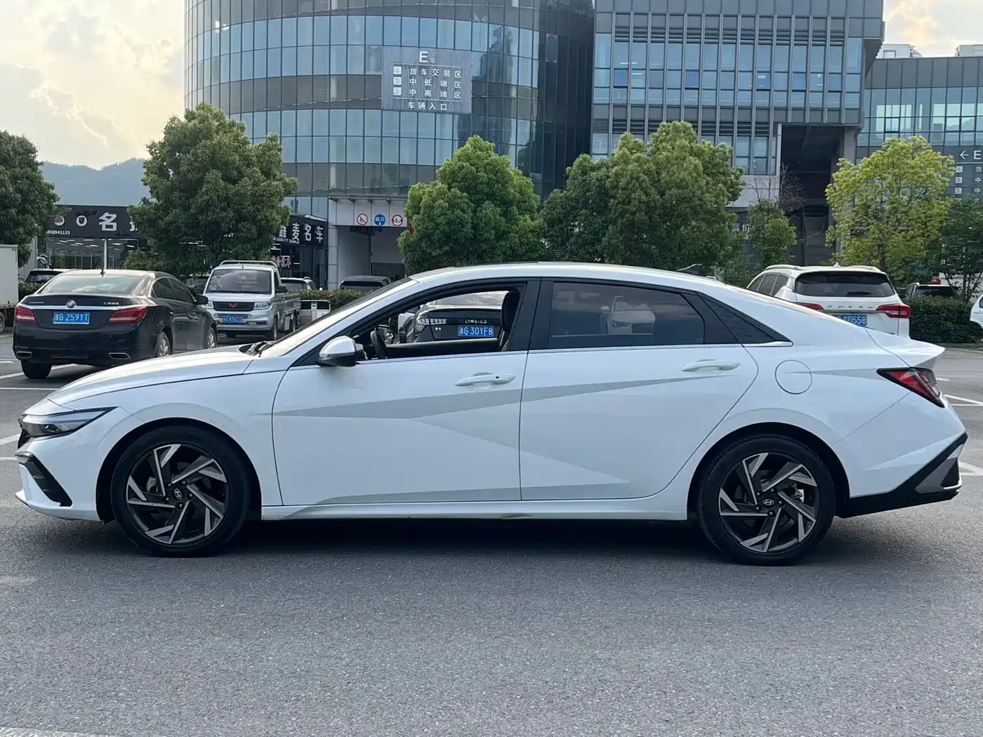 Hyundai Elantra 2023 Model 1.5L CVT LUX Premium Edition фото 4