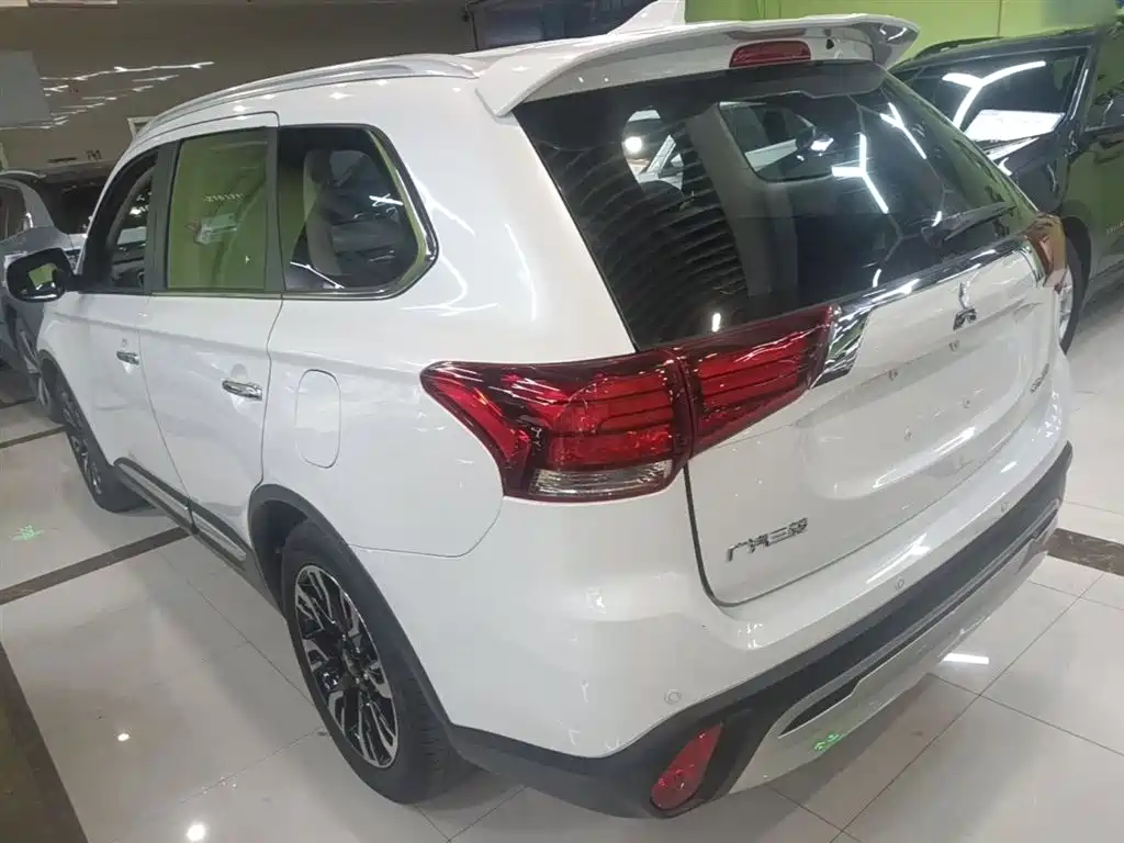 Mitsubishi Outlander 2019 2.4L 4WD Deluxe Edition 7-Seater China VI фото 5