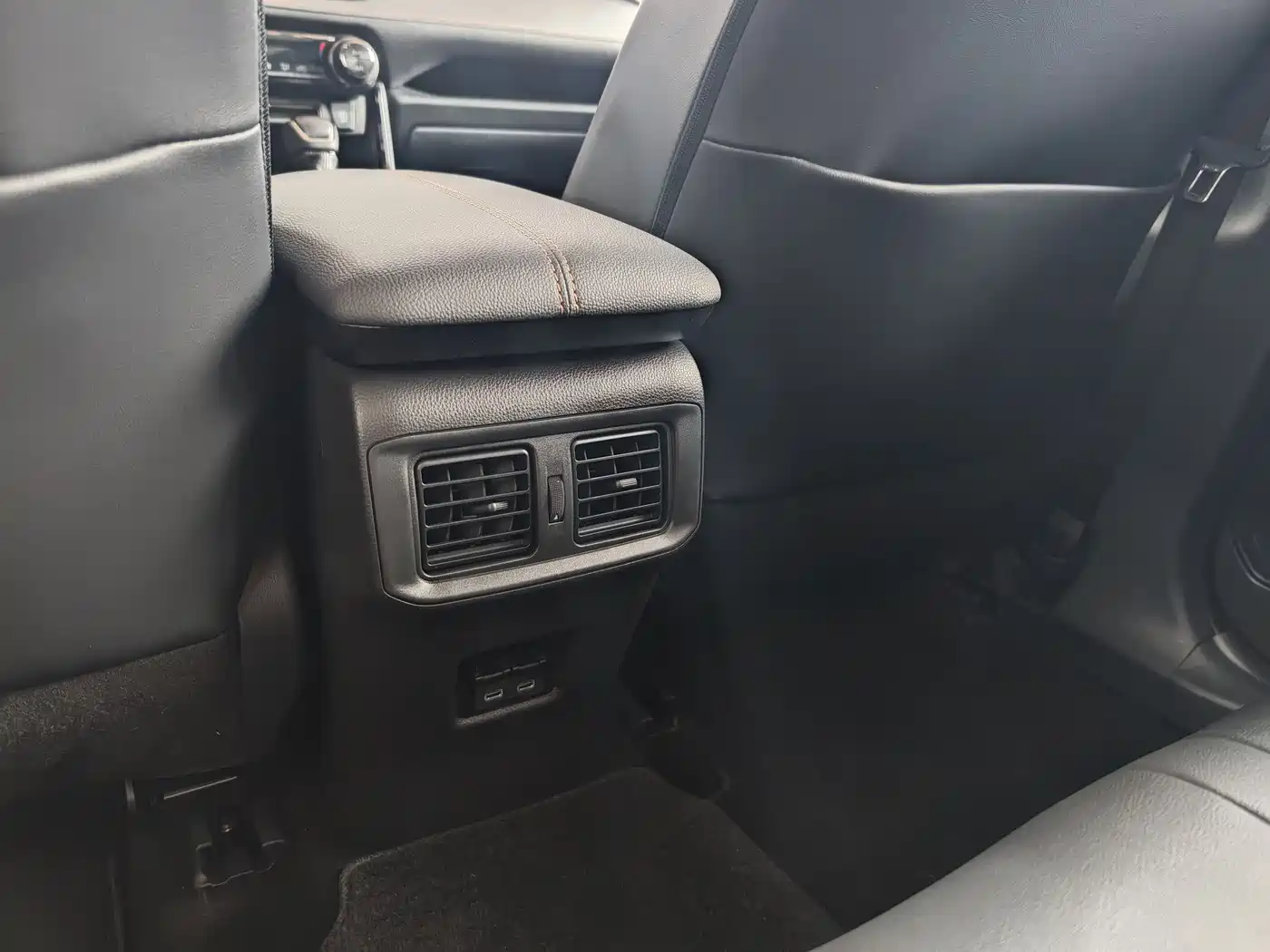 Toyota Wildlander 2024 2.0L CVT 2WD Luxury PLUS Edition фото 13