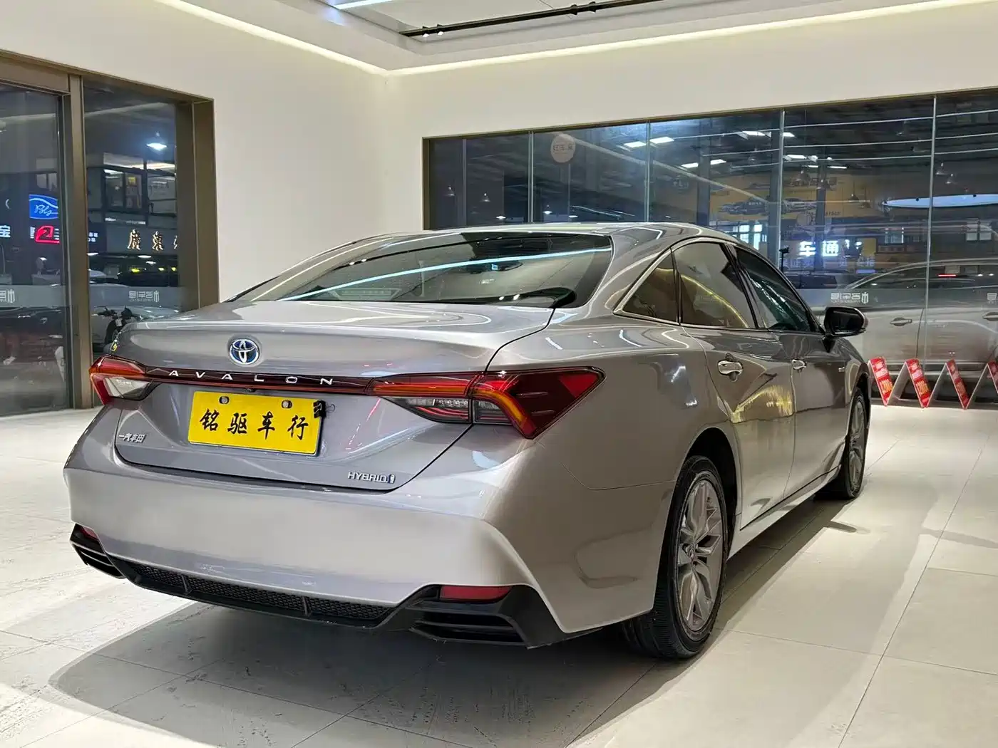 Toyota Avalon 2019 Hybrid 2.5L Luxury Edition China V фото 7