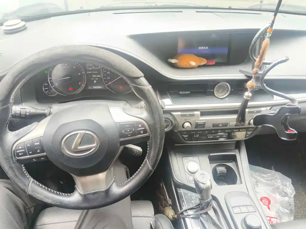 Фото 11 - Lexus ES