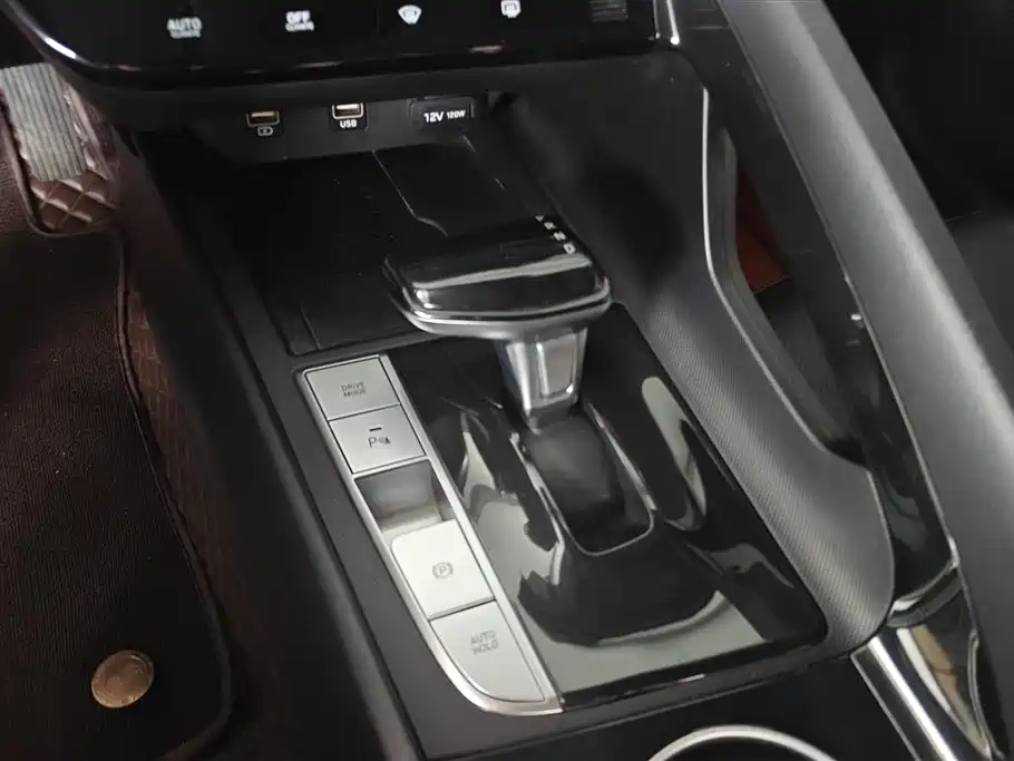 Hyundai Elantra 2022 1.5L CVT LUX Premium Edition фото 16