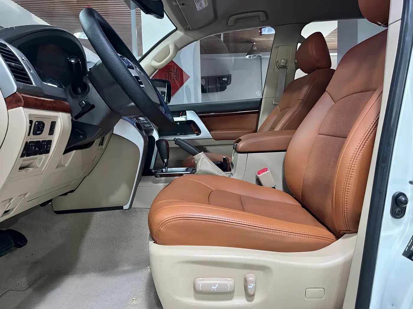 Toyota Land Cruiser (Import) 2015 4.0L V6 Middle East Low Configuration Edition фото 5