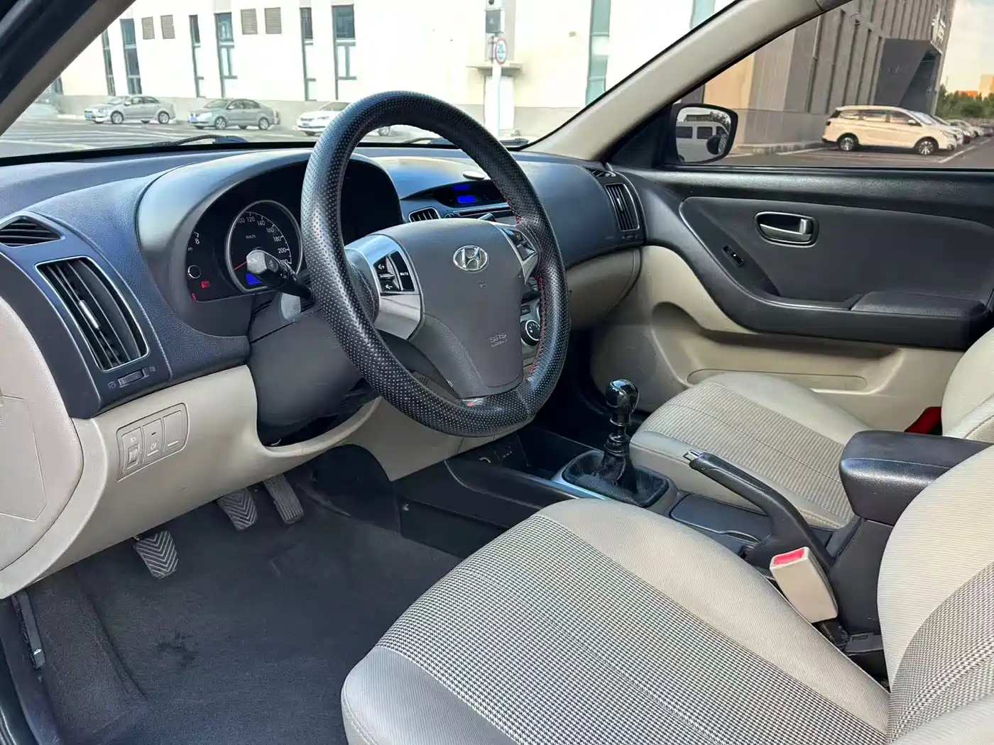 Hyundai Elantra 2011 1.6L Manual Luxury фото 8