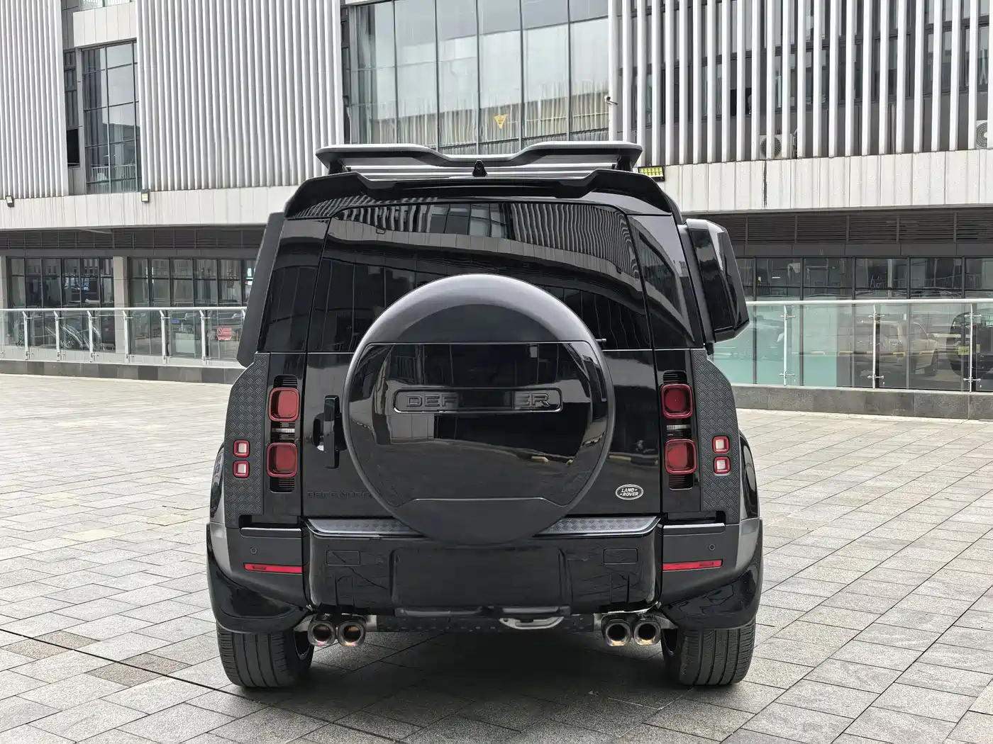 Land Rover Defender 2023 Model 110 3.0T P400 Dark Special Edition фото 17