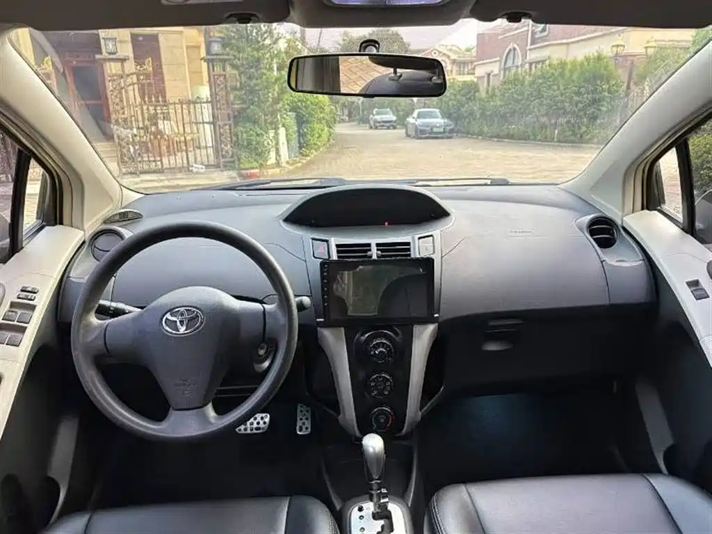 Toyota Yaris 2011 1.6E Auto Charm Edition фото 9
