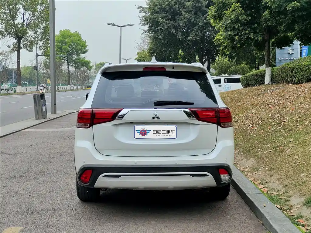 Mitsubishi Outlander 2019 2.4L 4WD Deluxe Edition 7-seater China V фото 5