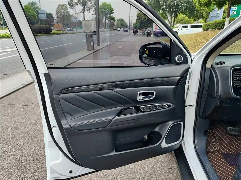 Mitsubishi Outlander 2019 2.4L 4WD Deluxe Edition 7-seater China V фото 6