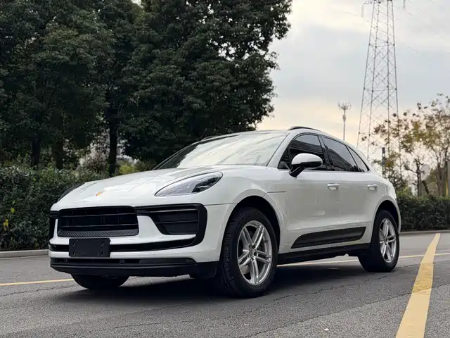 PORSCHE MACAN