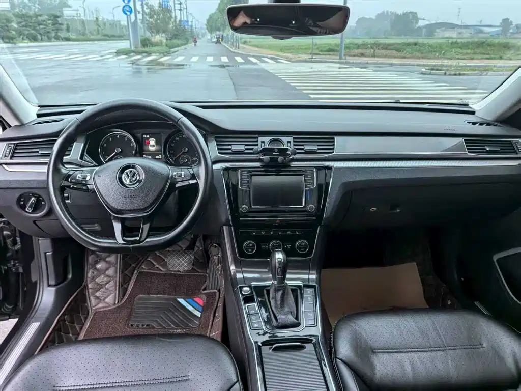 Volkswagen Passat 2017 330TSI DSG Luxury фото 8