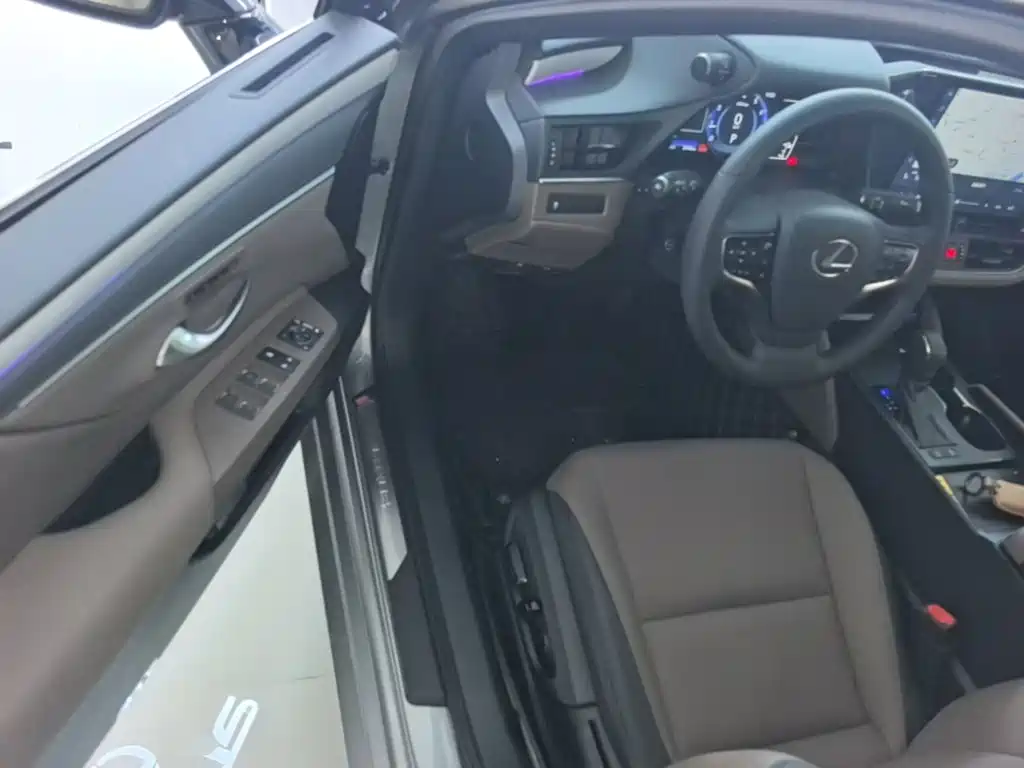 Photo 16 - Lexus ES
