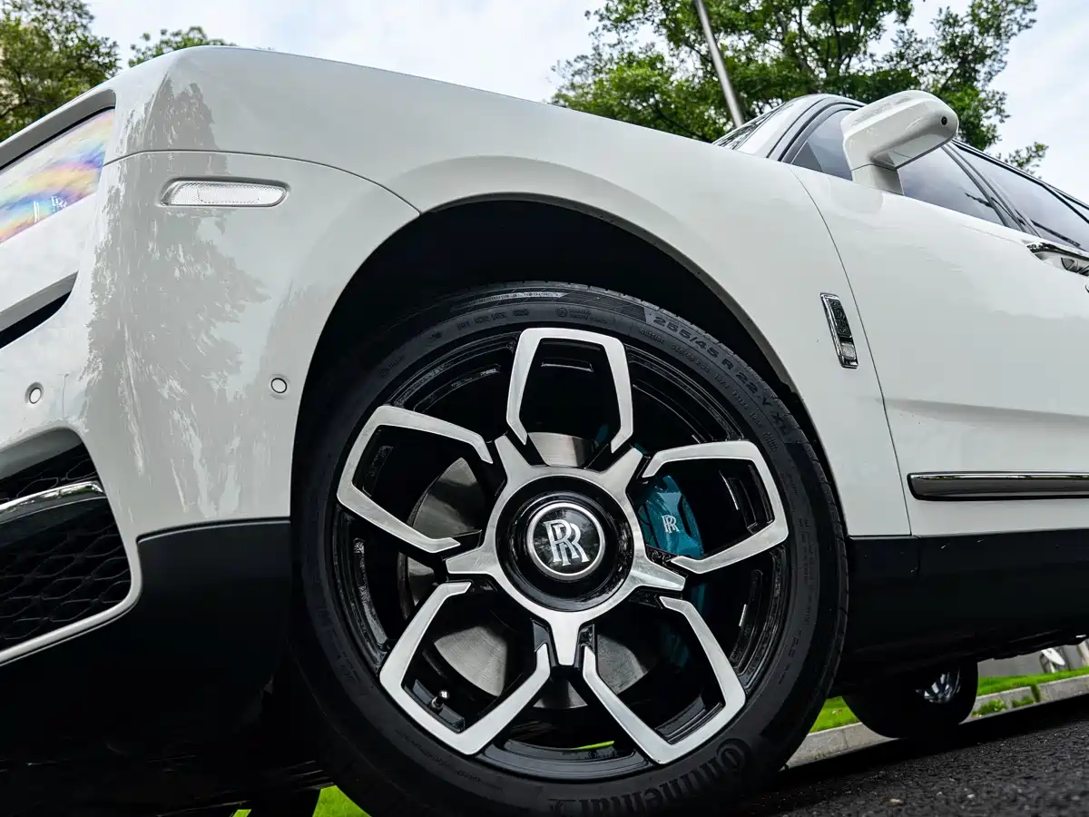 Фото 4 - Rolls-Royce Cullinan