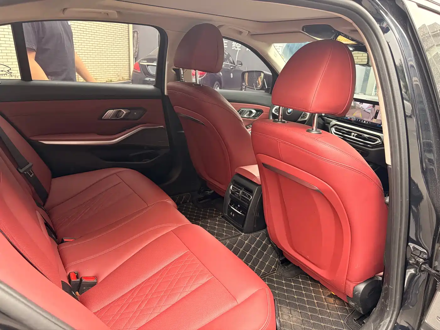 BMW 3 Series 2024 325i M Sport Shadowline Package фото 6