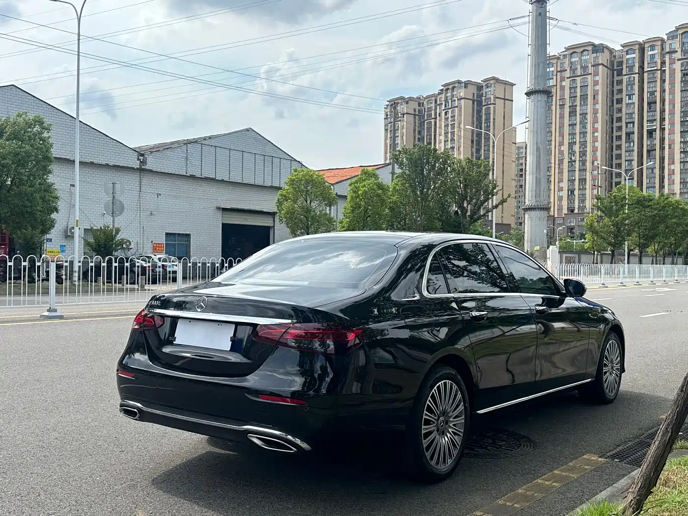 Mercedes-Benz E-Class 2023 E 300 L Fashion фото 4