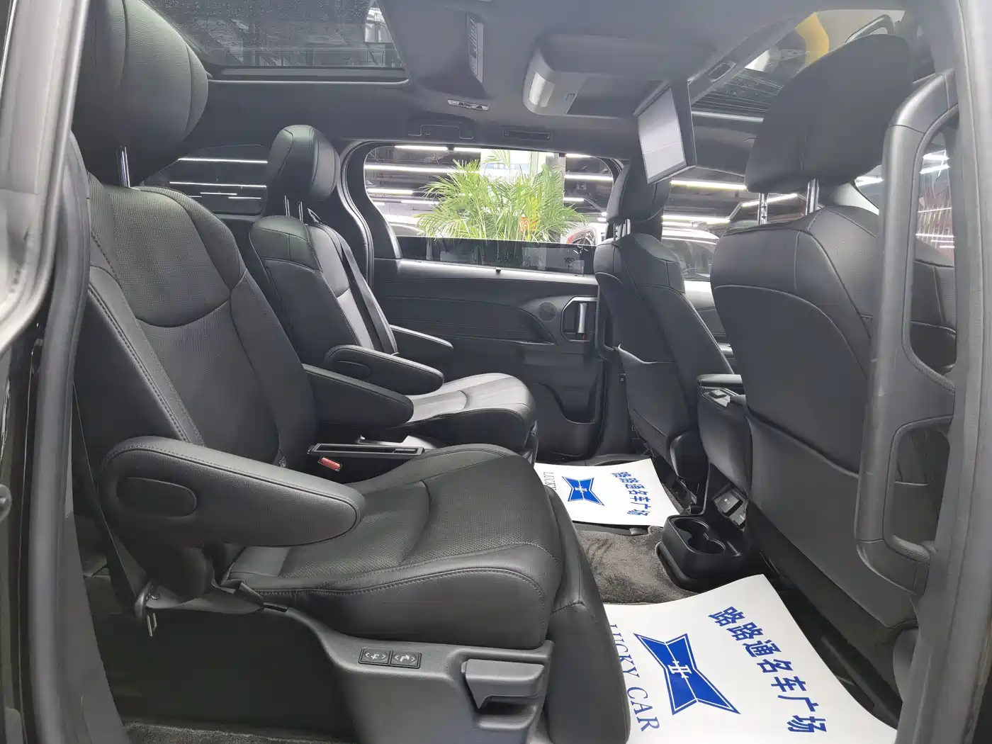 Toyota Sienna 2021 2.5L Hybrid Platinum Edition фото 9