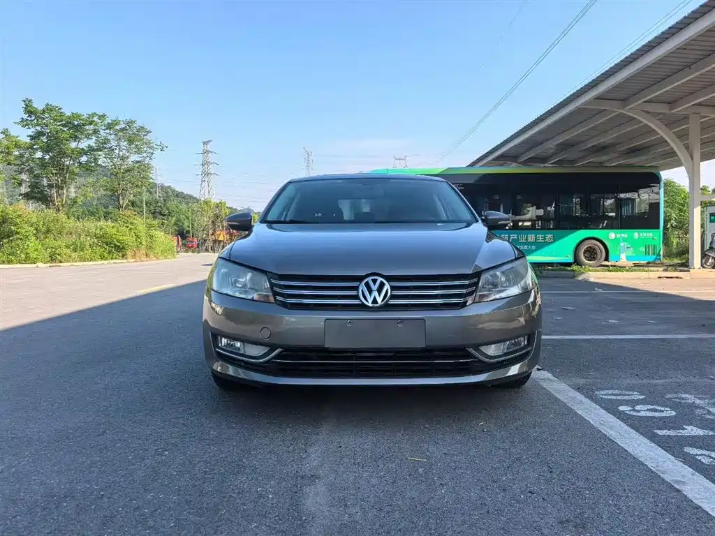 Volkswagen Passat 2014 1.8TSI DSG Luxury Edition фото 2