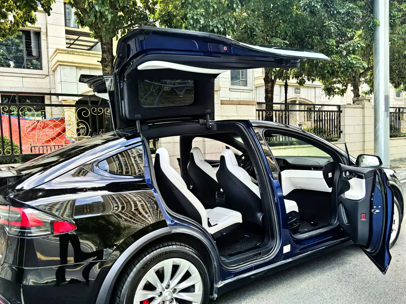 TESLA MODEL X