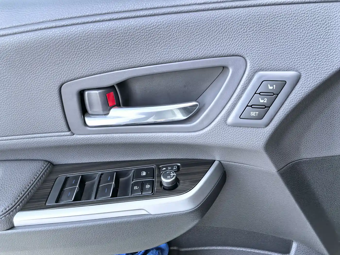 Toyota Granvia 2022 2.5L Hybrid Noble Edition фото 15