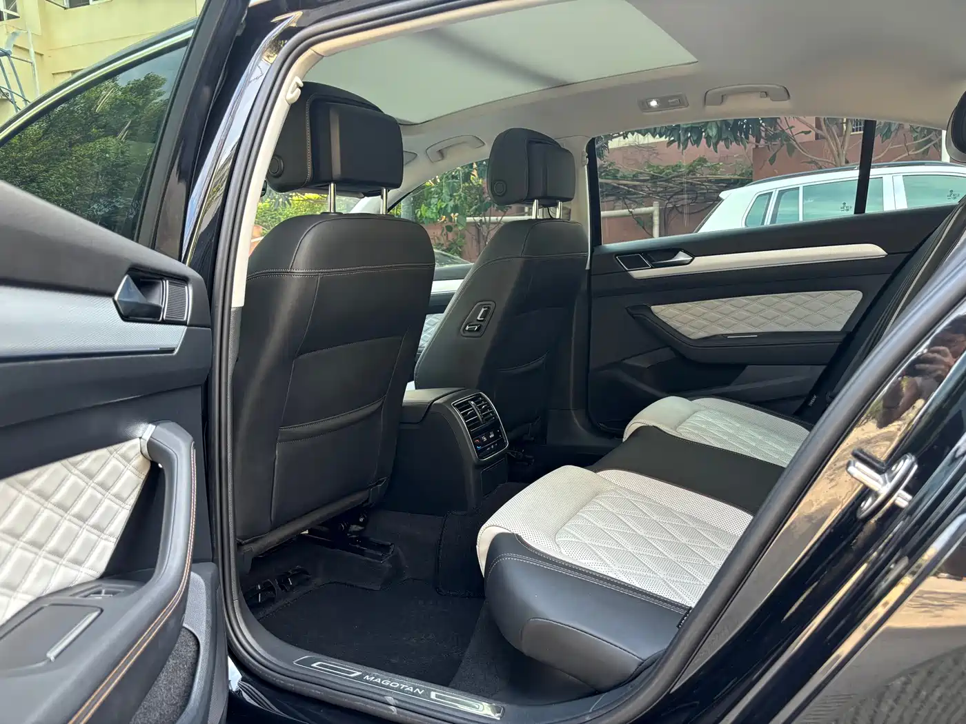 Volkswagen Magotan 2023 Model 2 Million Commemorative Edition 330TSI DSG Luxury фото 6