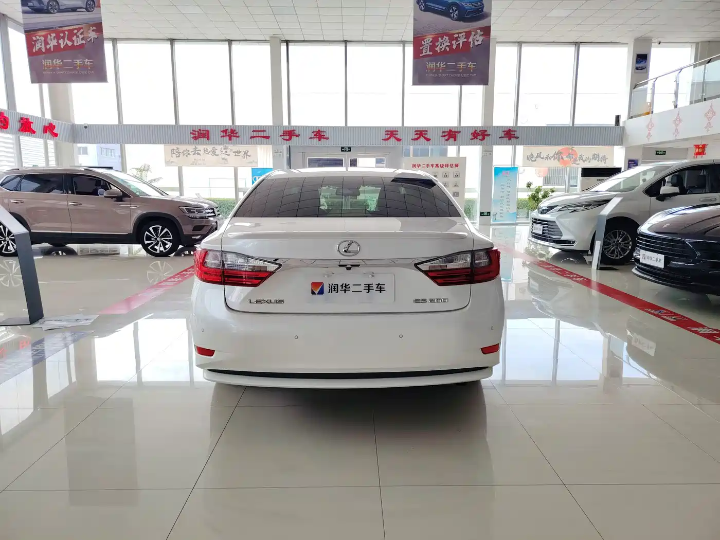 Фото 12 - Lexus ES