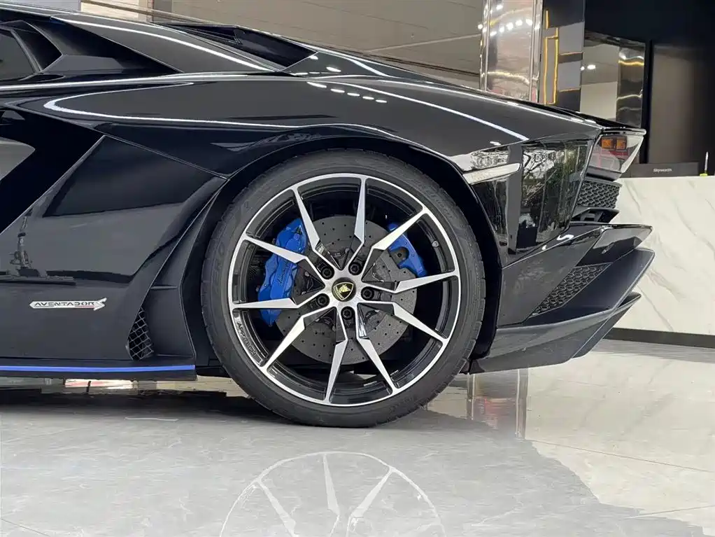 LAMBORGHINI AVENTADOR