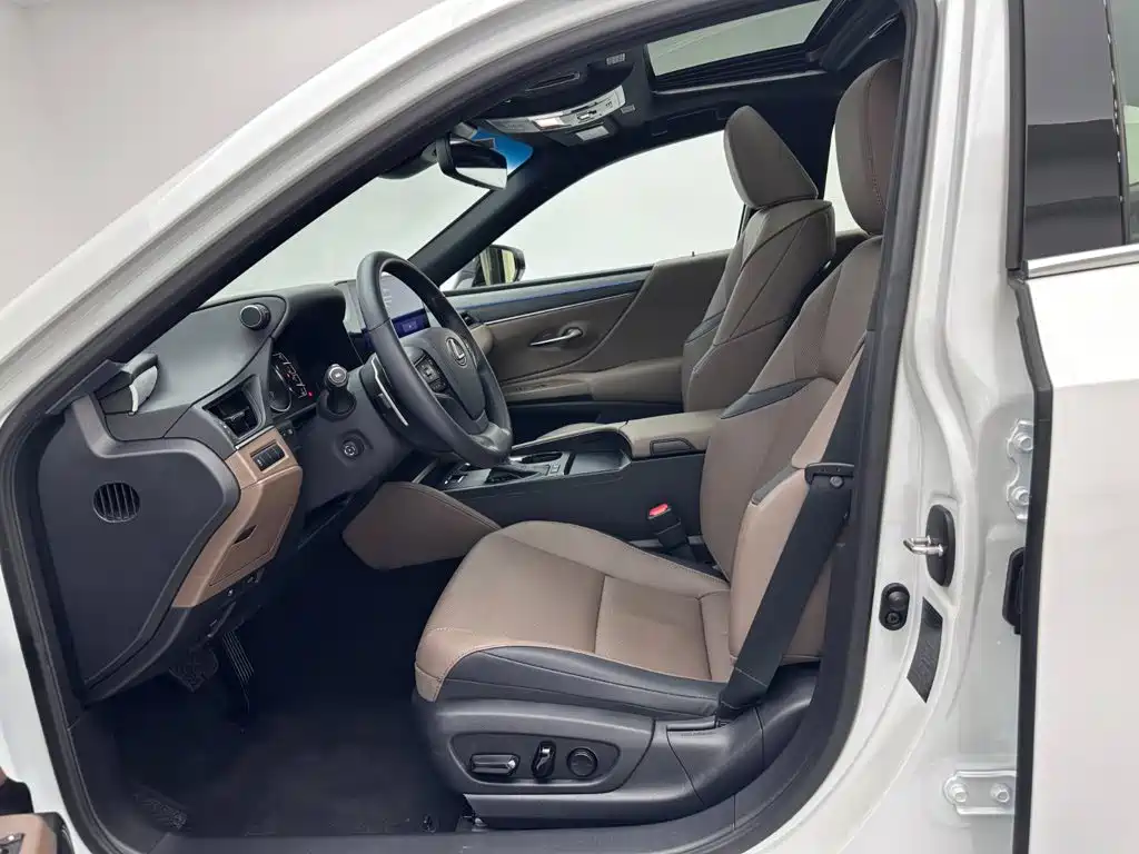 Lexus ES 2025 2025 300h Ultimate Edition