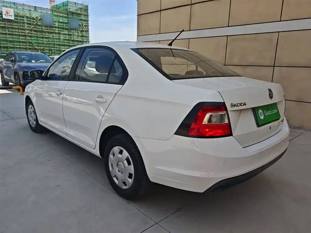 Škoda Rapid 2018 1.4L Manual Standard Edition фото 5