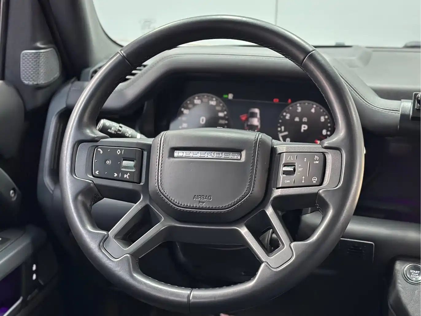 Photo 10 - Land Rover Defender