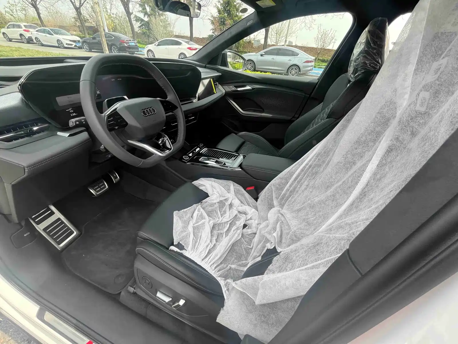 Фото 10 - Audi Q6L e-tron