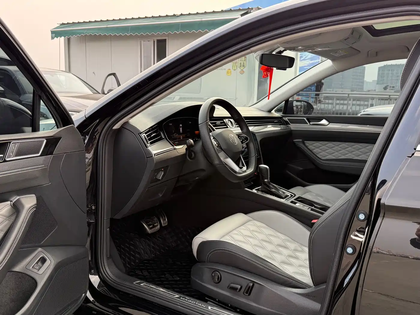Volkswagen Magotan 2023 Model 2 Million Commemorative Edition 330TSI DSG Luxury фото 3